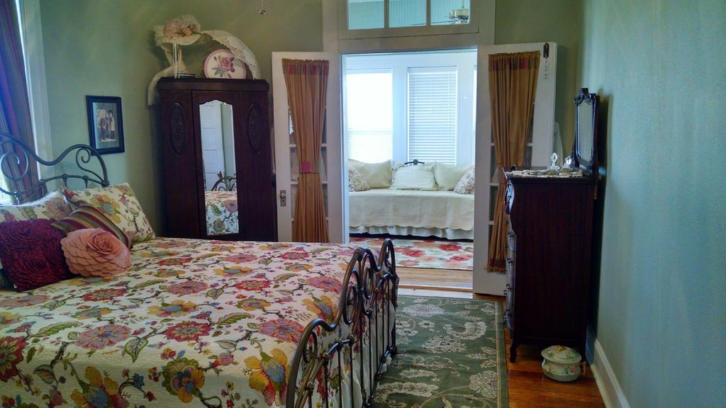 Sandstone Street Bed And Breakfast Llano Chambre photo